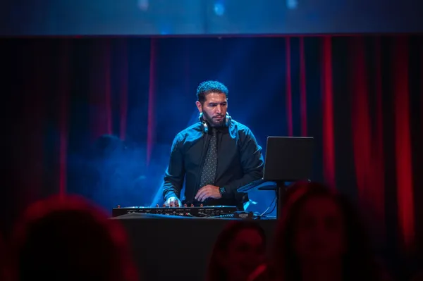 DJ Booth mit professioneller Lichttechnik und Nebeleffekt bei Event in Kassel