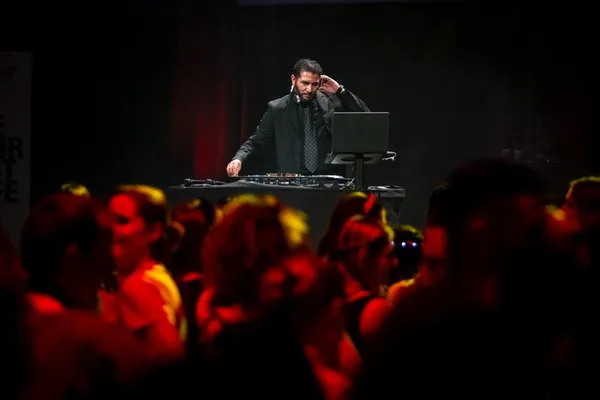 Live DJ Performance – Club Event mit roter Beleuchtung