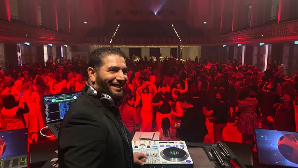DJ RE-SOUND Panorama – DJ Pult mit Publikum bei Firmenfeier