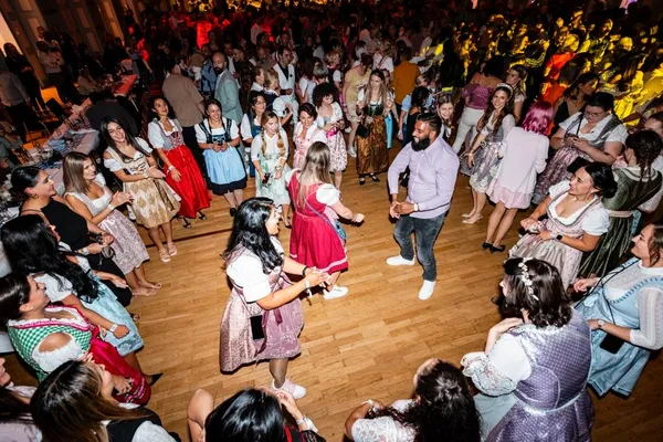 Volle Tanzfläche bei Party – Party DJ Kassel Hessen