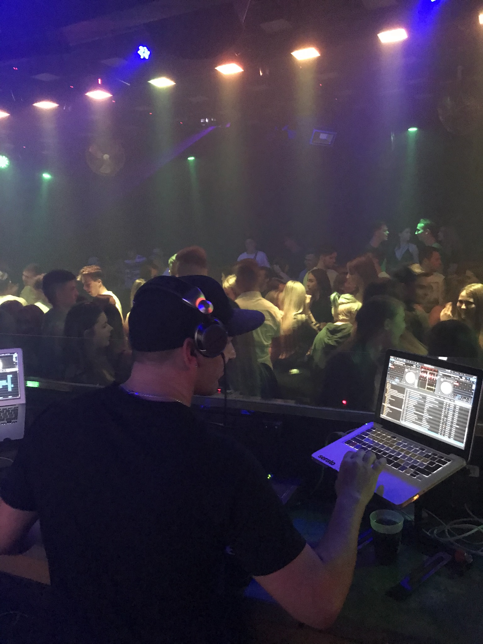 DJ RE-SOUND am Laptop und DJ-Pult vor einem Publikum