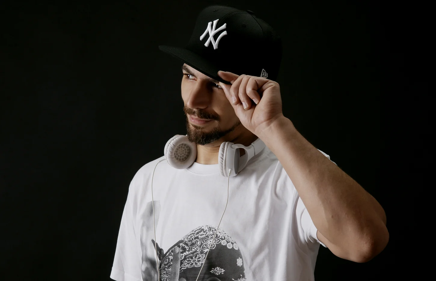 DJ RE-SOUND mit Cap und Kopfhörern – Künstlerporträt