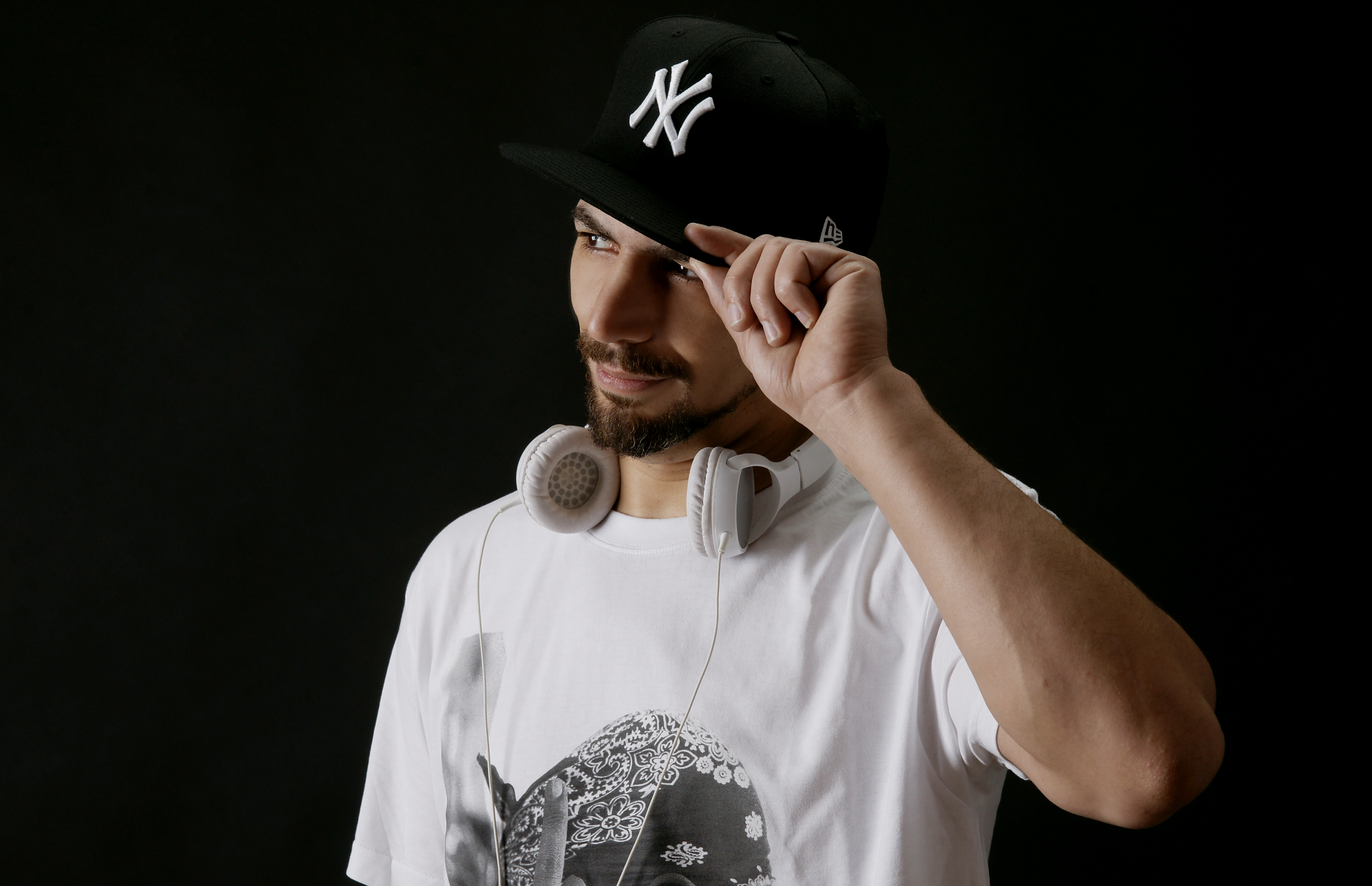 DJ RE-SOUND im Porträt vor dunklem Hintergrund