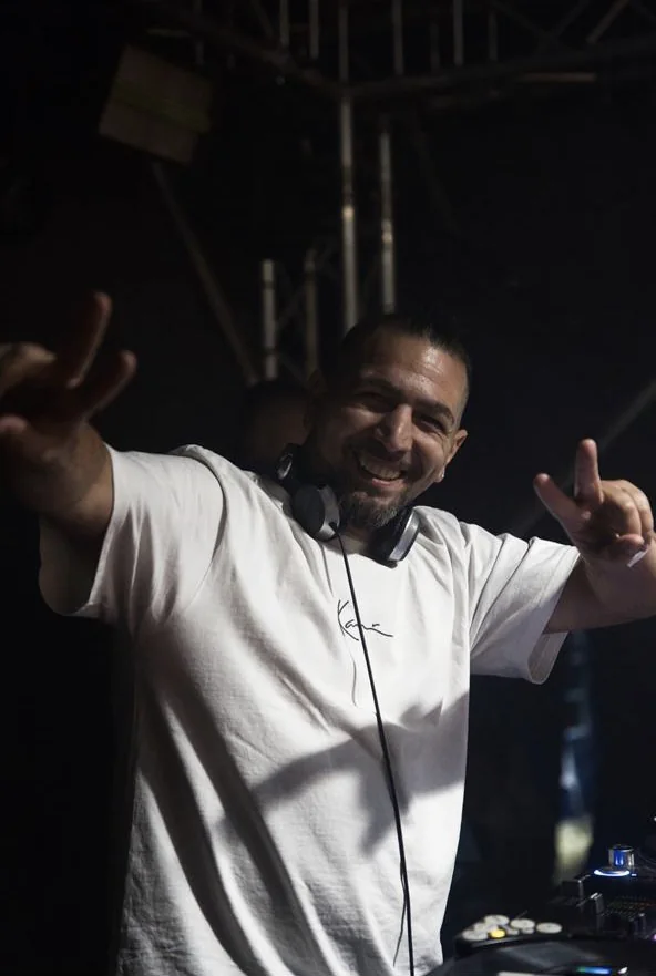 DJ RE-SOUND mit Kopfhörern und weißem Shirt