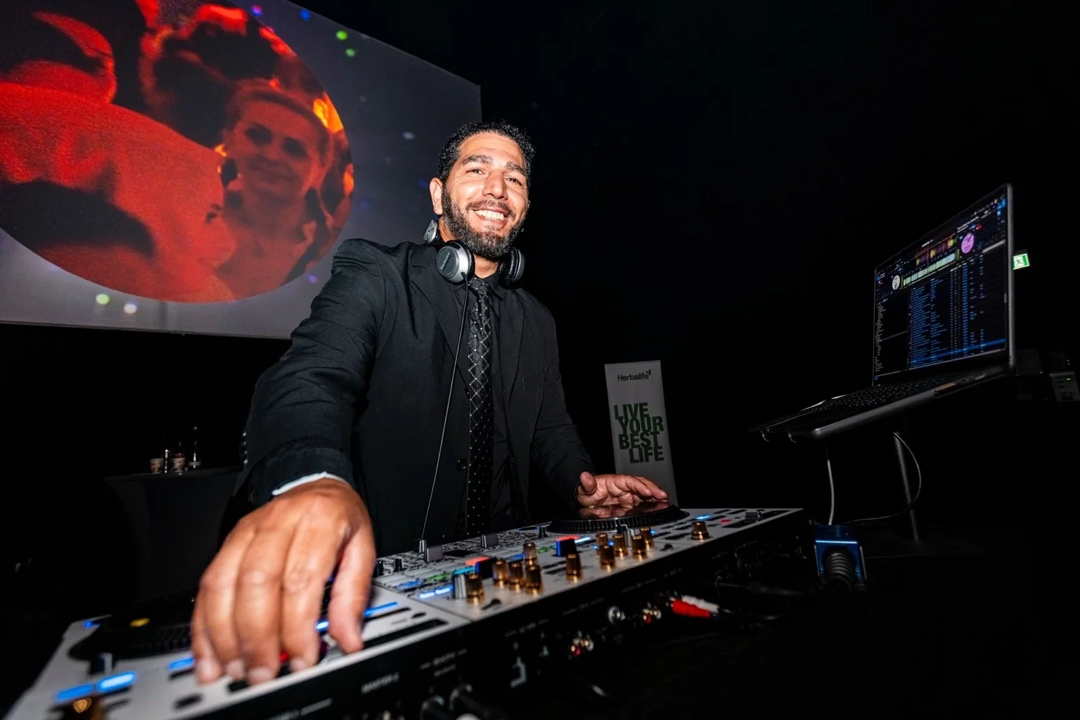 Professionelles DJ-Setup bei einer Business-Veranstaltung