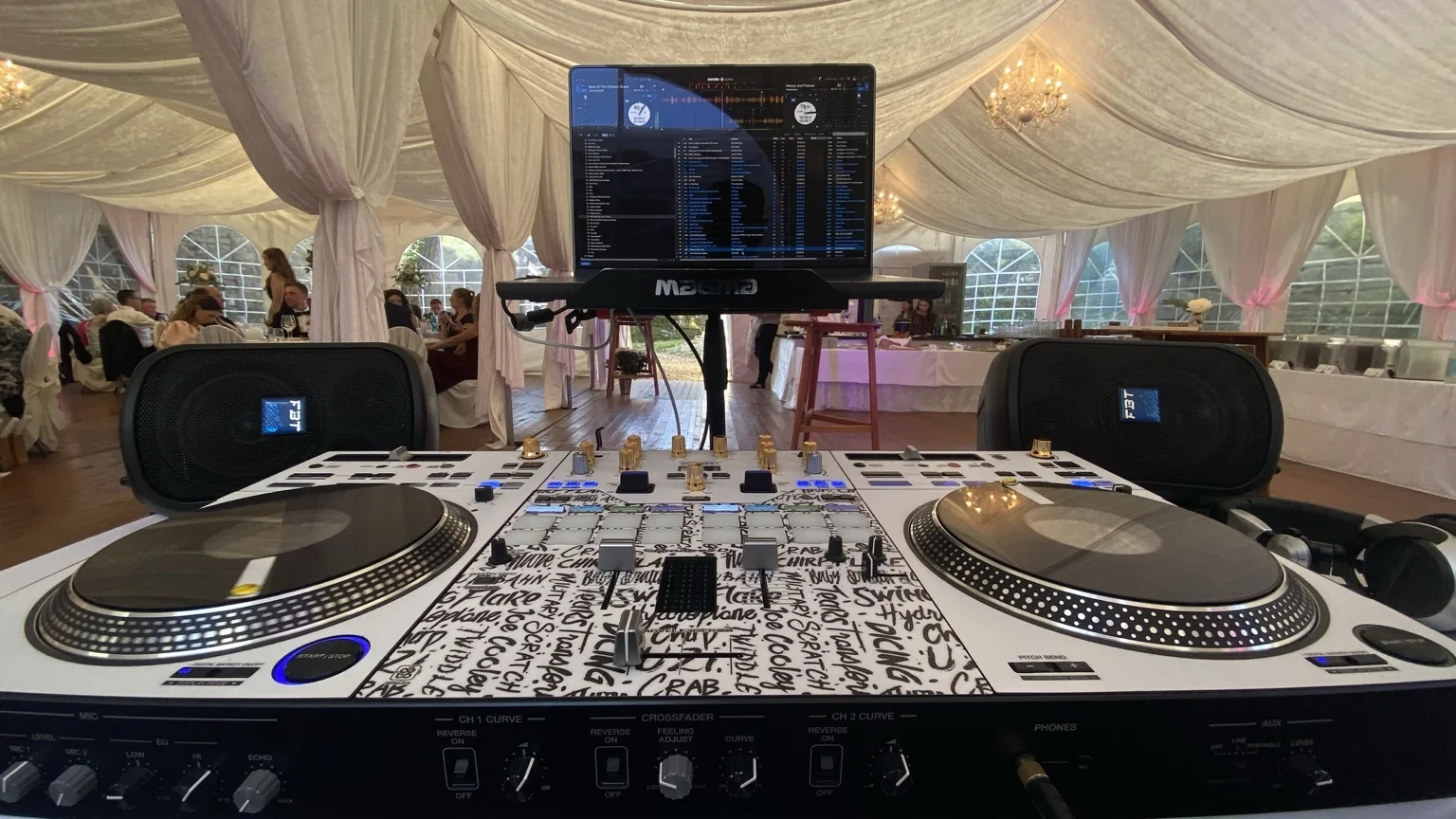 DJ-Pult und Tonanlage in einer festlich dekorierten Location