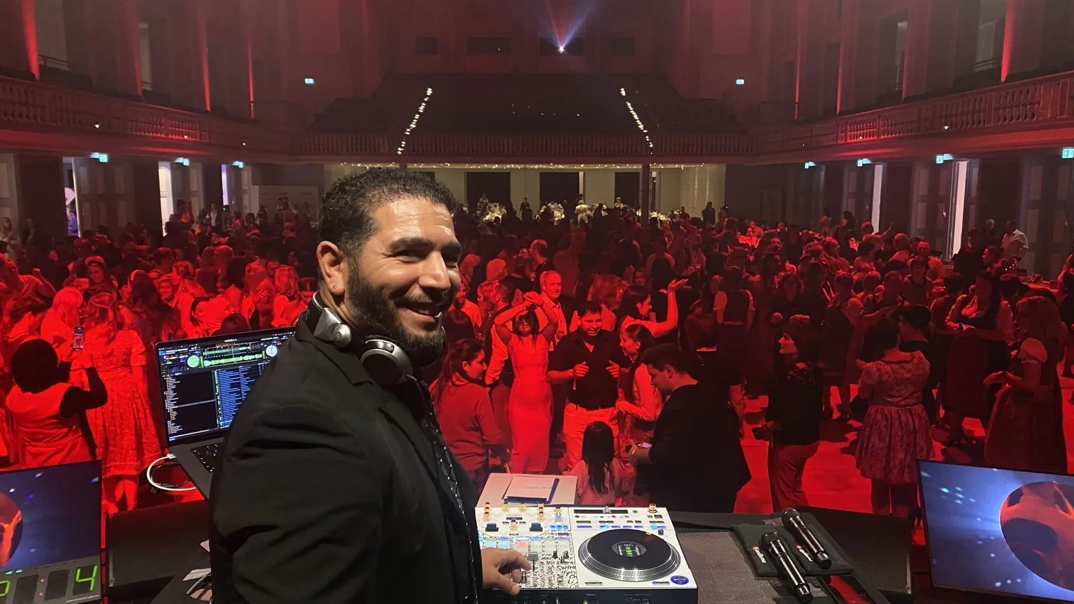 DJ RE-SOUND mit Publikum im Veranstaltungsraum