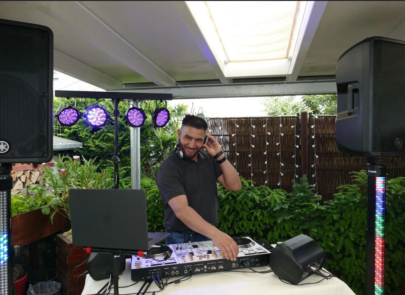 DJ RE-SOUND bei einem DJ-Auftritt im Außenbereich