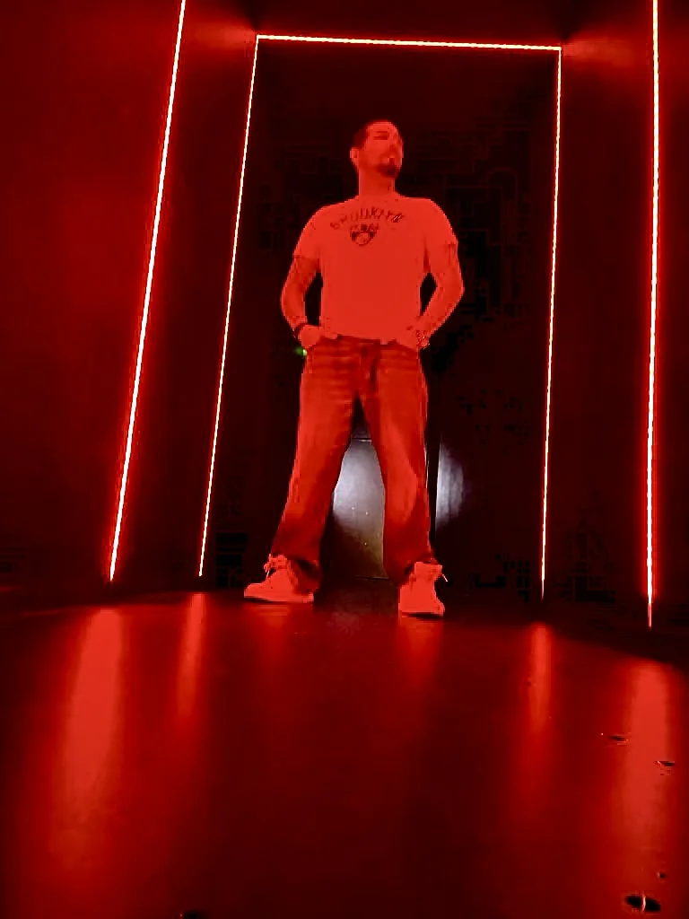 Künstlerfoto von DJ RE-SOUND in roter Lichtinstallation