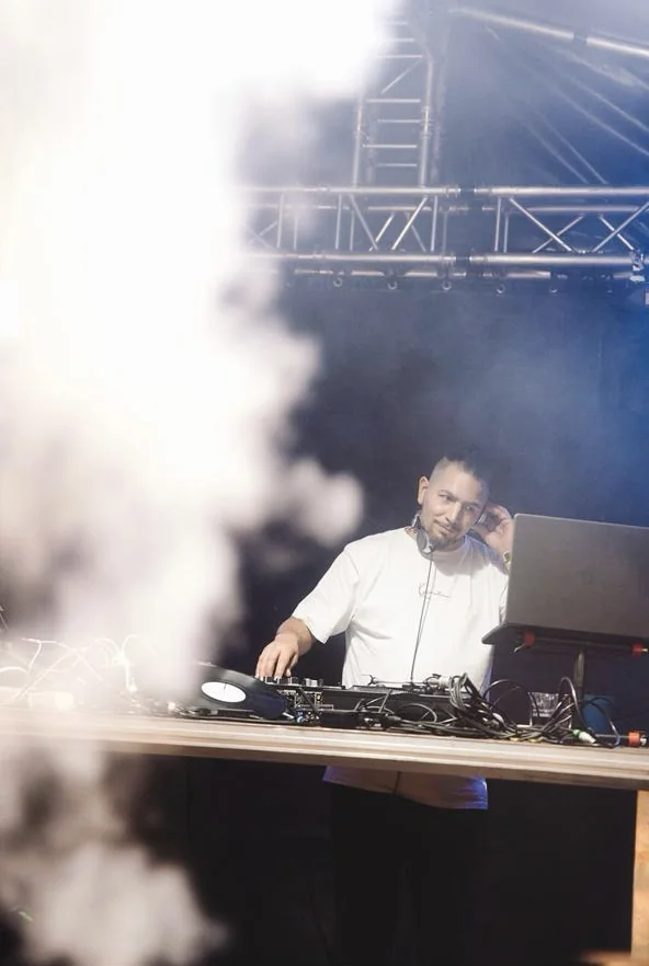 DJ RE-SOUND an den Decks vor Bühnennebel